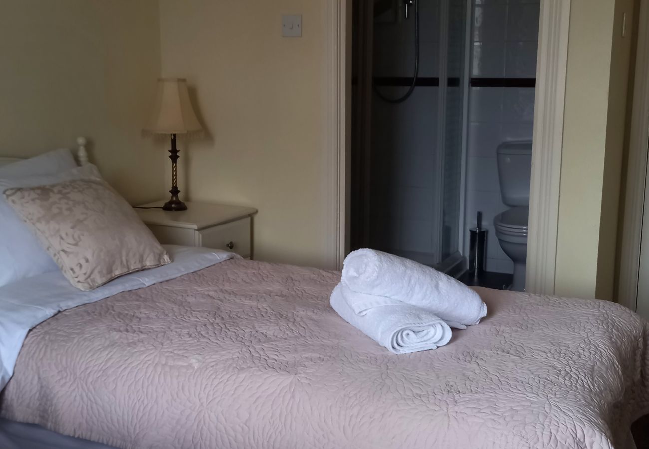 Rent by room in Kinlough - The CourtHouse doble Bedroom