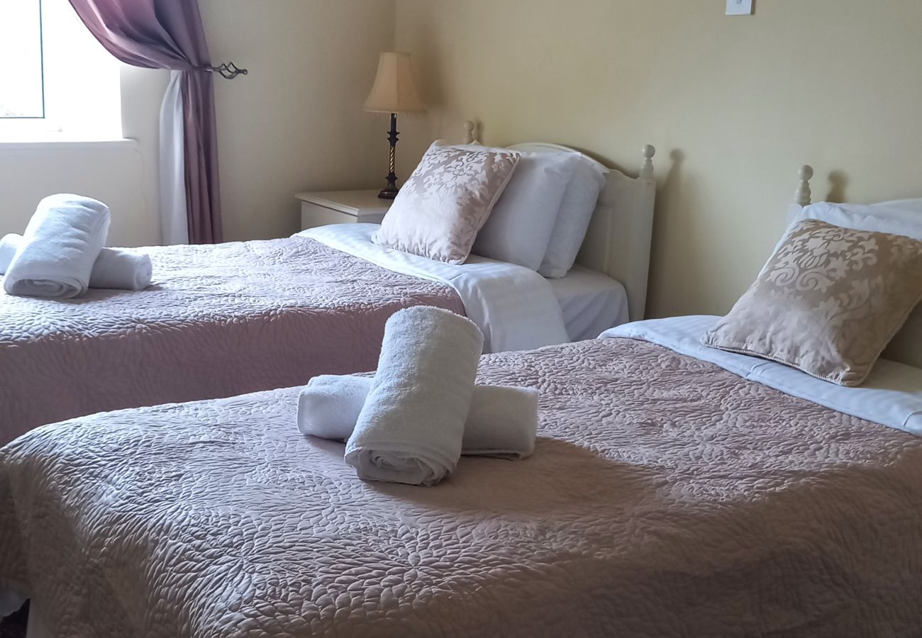 Rent by room in Kinlough - The CourtHouse doble Bedroom